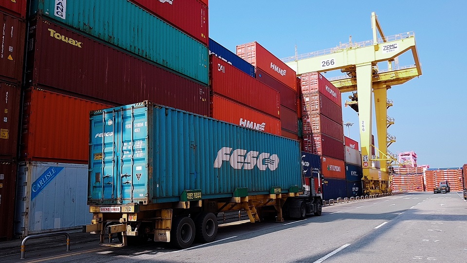 Container terminal at port of Pusan, source: RZD Logistics