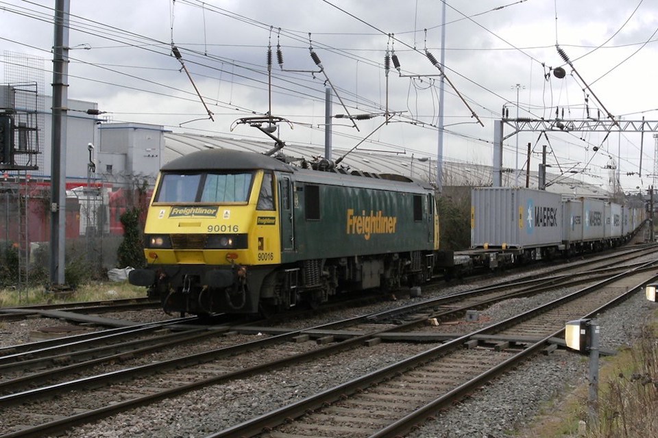 Freightliner class 90 hauling Maersk multimodal train (NR)